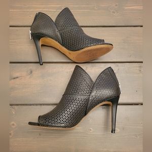 Vince Camuto black heels size 10